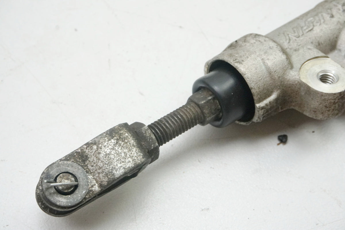 Suzuki GSX 1400 WVBN Bremszylinder hinten Bremspumpe Fußbremszylinder