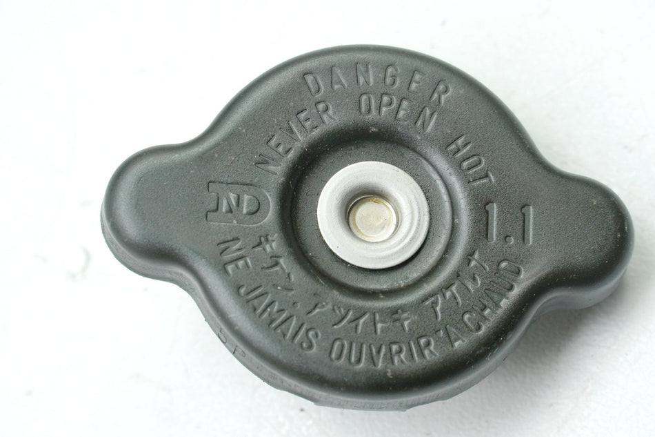SUZUKI RF 900 GT73B Kühlerdeckel Verschluß Einfüllstutzen Cover Deckel