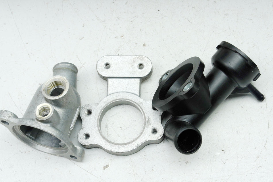 SUZUKI RF 900 GT73B Boca de llenado para carcasa de termostato de radiador 17791-32C00-000