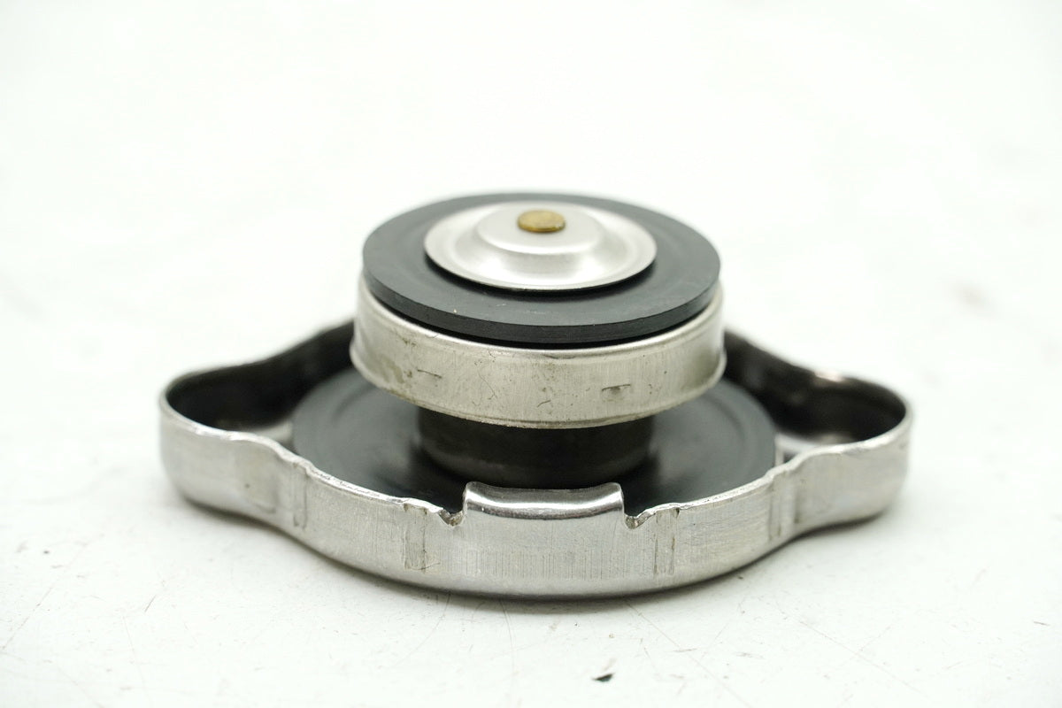 KYMCO XCiting 500 i RFBT70040 Kühlerdeckel Verschluß Einfüllstutzen Cover Deckel