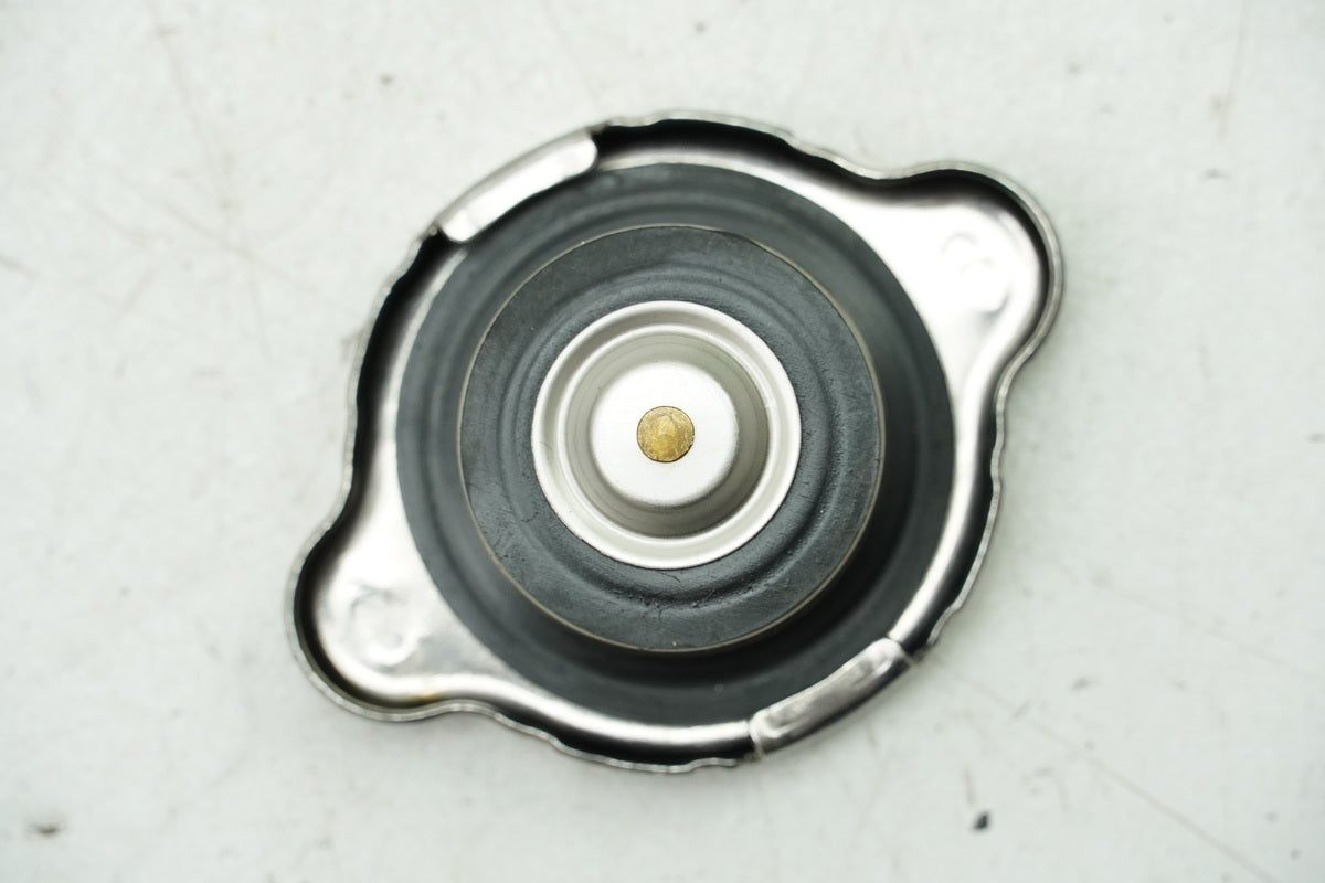 KYMCO XCiting 500 i RFBT70040 Kühlerdeckel Verschluß Einfüllstutzen Cover Deckel