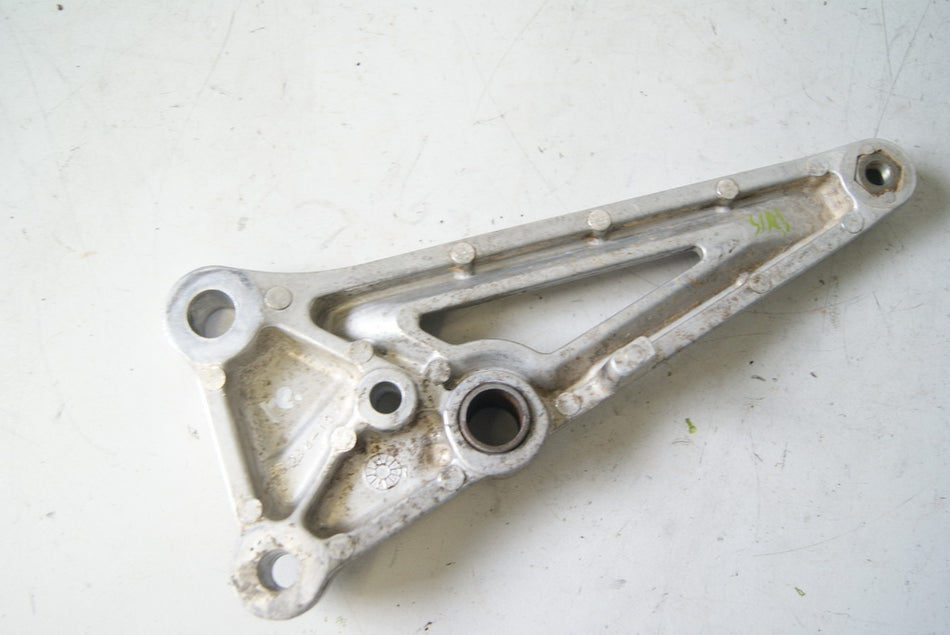 HONDA CB 250 TWO FIFTY MC26 GRUNDPLATTE FUßRASTENTRÄGER FAHRER RECHTS HALTER