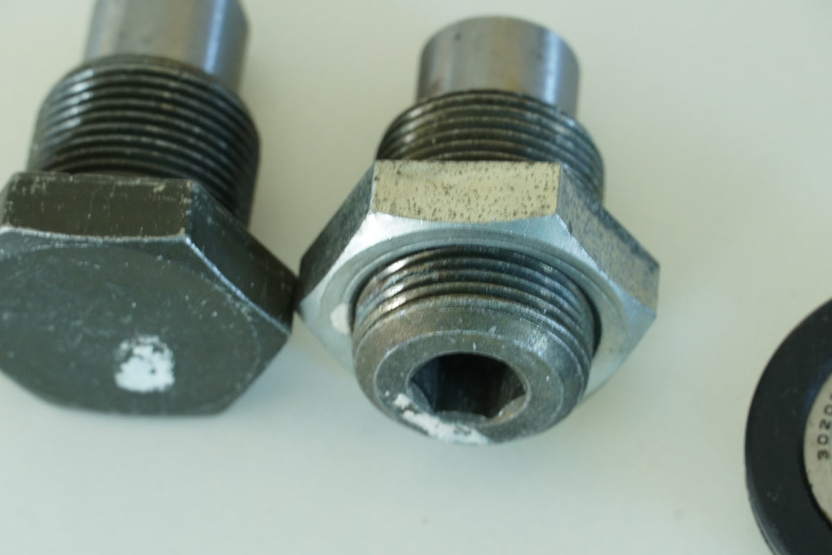 SUZUKI VL 800 WVBM INTRUDER VOLUSIA Swingarm Bolts Bearing Nut Bearing Pin