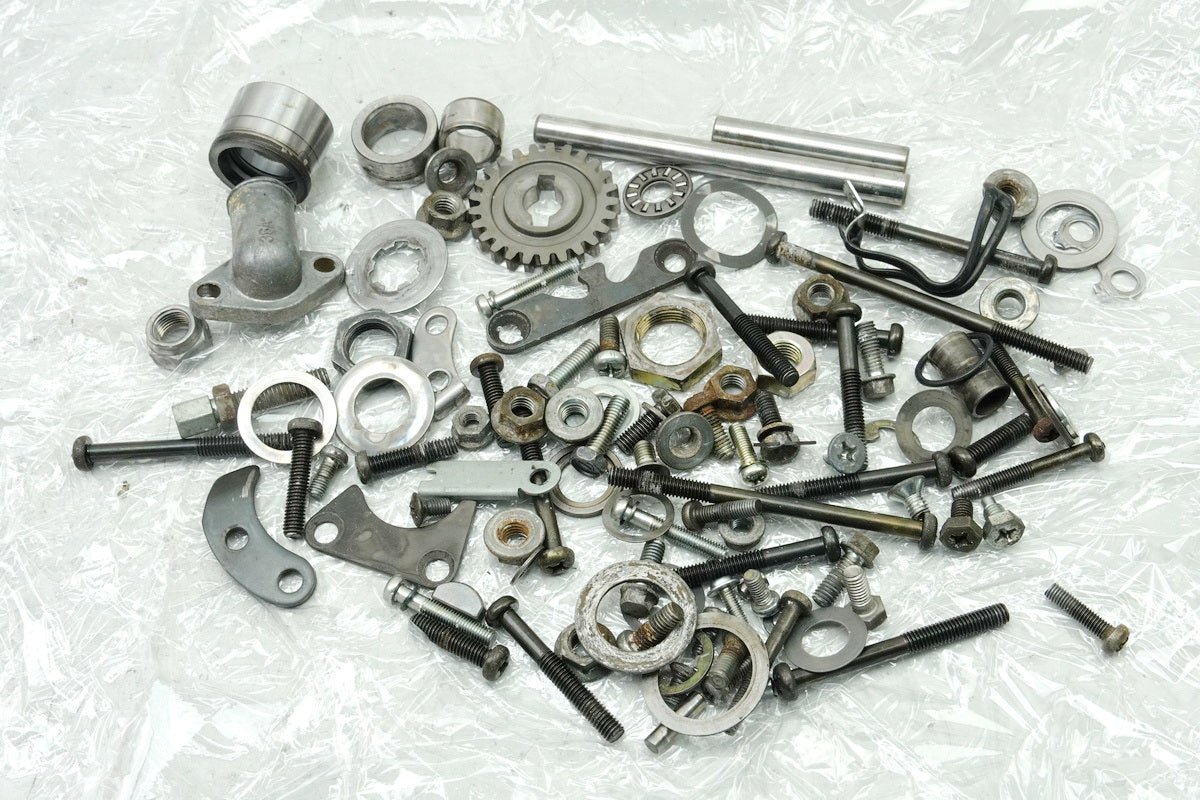 SUZUKI RG 125 NF12B GAMMA Schrauben Kleinteile Muttern (für Motor Motordeckel)