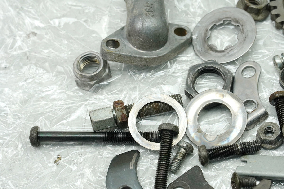 SUZUKI RG 125 NF12B GAMMA Schrauben Kleinteile Muttern (für Motor Motordeckel)