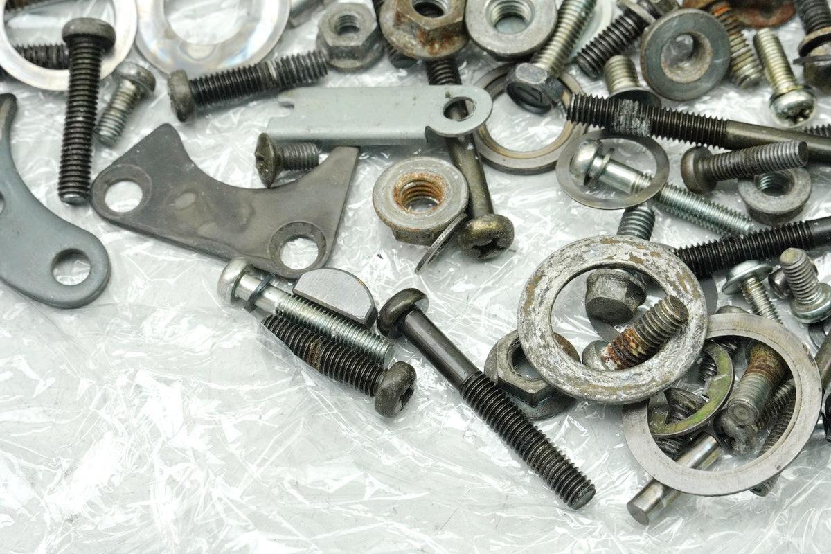 SUZUKI RG 125 NF12B GAMMA Schrauben Kleinteile Muttern (für Motor Motordeckel)