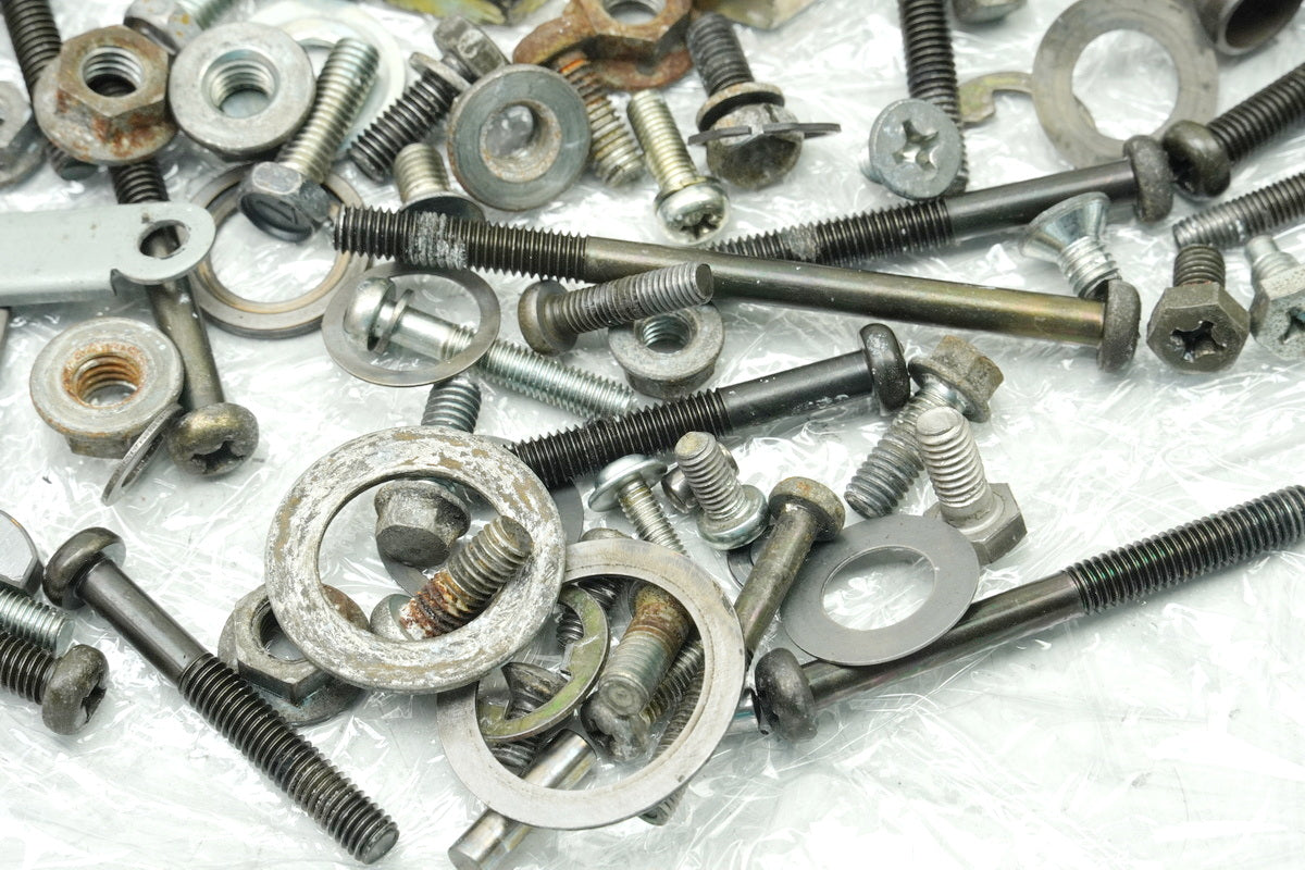 SUZUKI RG 125 NF12B GAMMA Schrauben Kleinteile Muttern (für Motor Motordeckel)