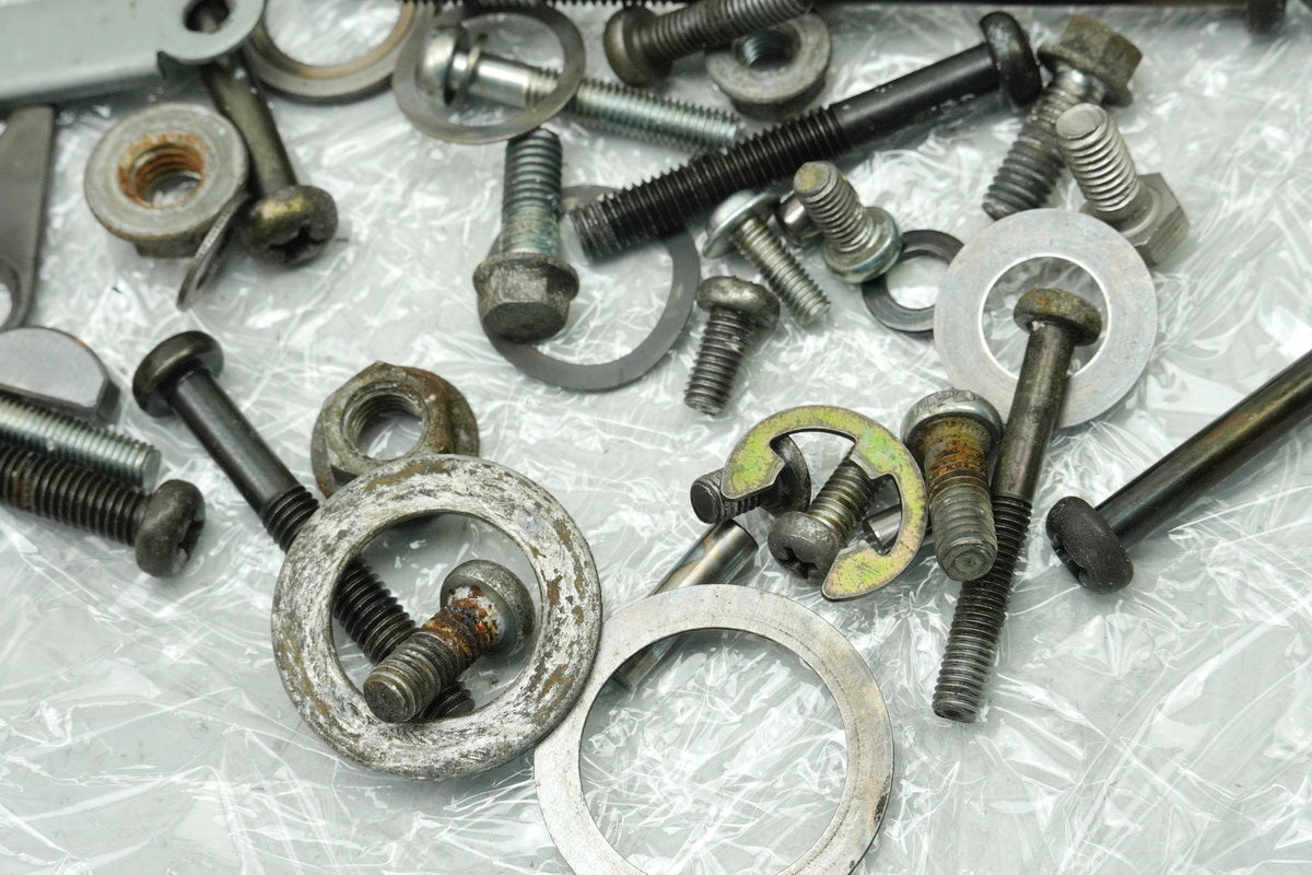 SUZUKI RG 125 NF12B GAMMA Schrauben Kleinteile Muttern (für Motor Motordeckel)