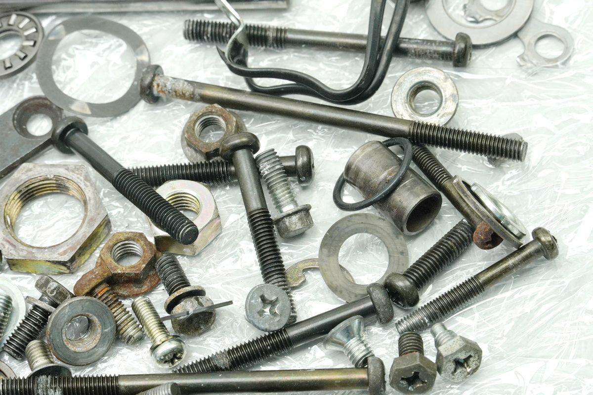 SUZUKI RG 125 NF12B GAMMA Schrauben Kleinteile Muttern (für Motor Motordeckel)