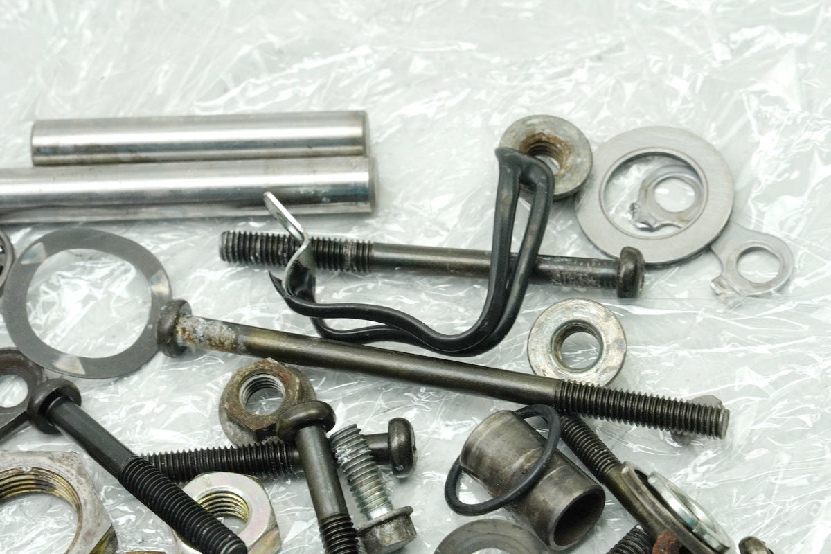 SUZUKI RG 125 NF12B GAMMA Schrauben Kleinteile Muttern (für Motor Motordeckel)