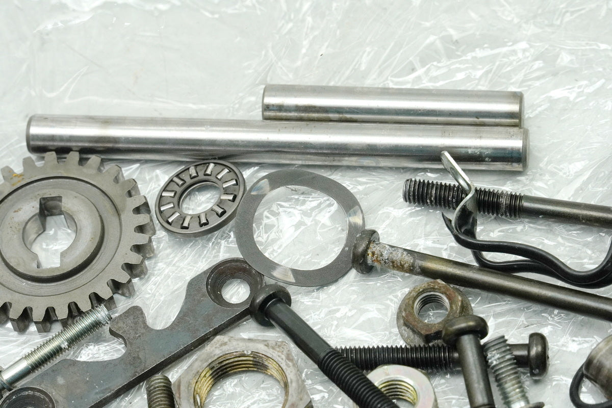SUZUKI RG 125 NF12B GAMMA Schrauben Kleinteile Muttern (für Motor Motordeckel)