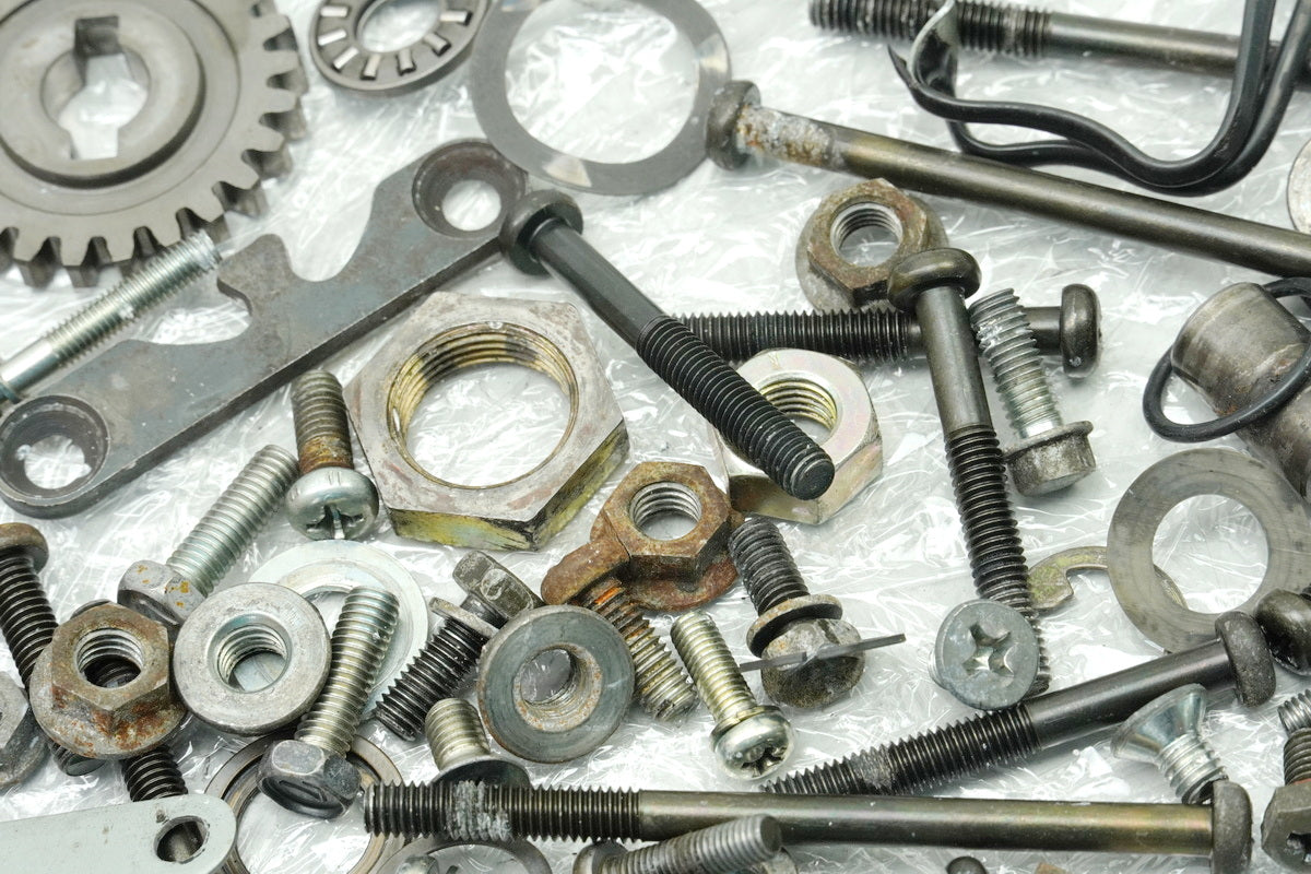 SUZUKI RG 125 NF12B GAMMA Schrauben Kleinteile Muttern (für Motor Motordeckel)