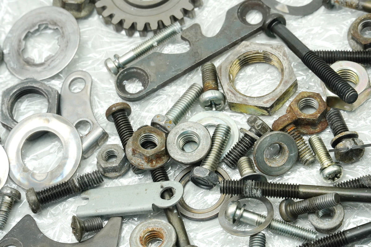SUZUKI RG 125 NF12B GAMMA Schrauben Kleinteile Muttern (für Motor Motordeckel)