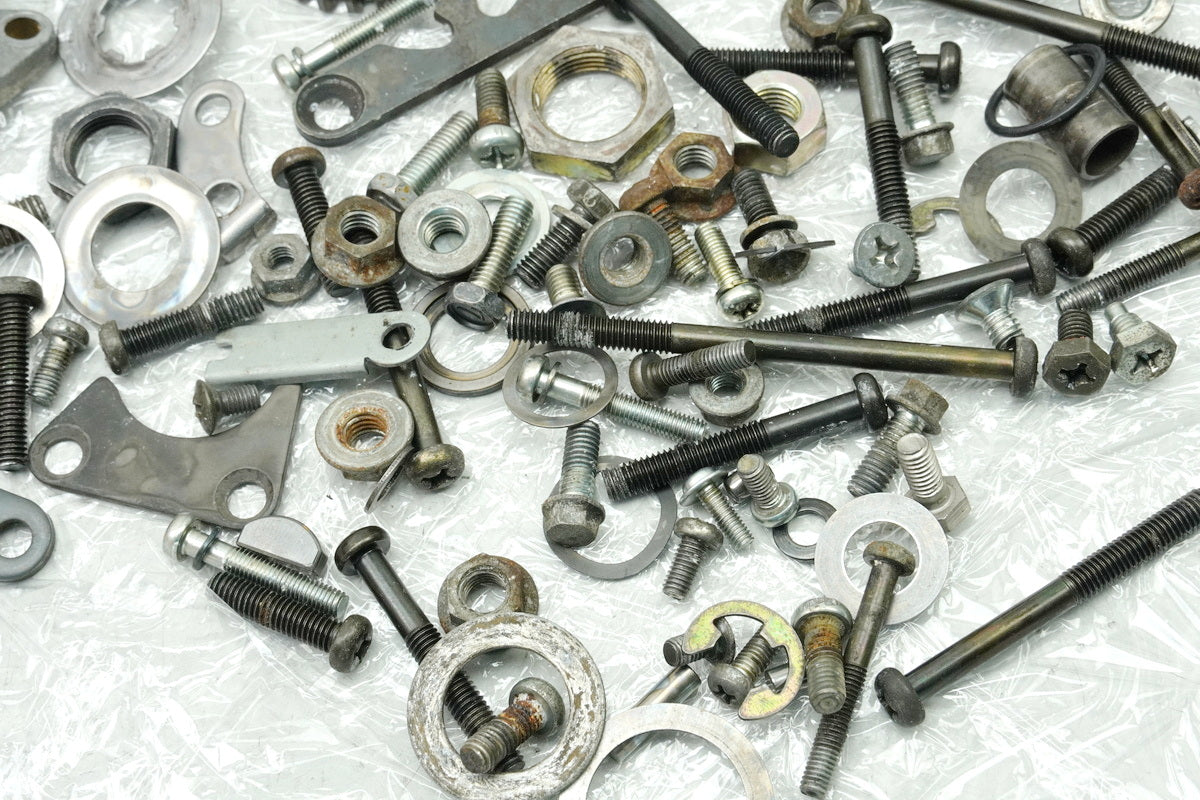 SUZUKI RG 125 NF12B GAMMA Schrauben Kleinteile Muttern (für Motor Motordeckel)