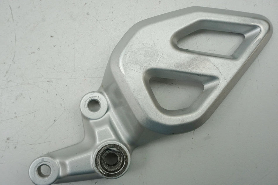 YAMAHA MT 125 A RE39 Soporte reposapiés delantero izquierdo Placa de sujeción del reposapiés