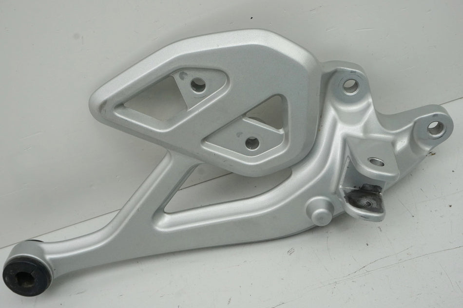 YAMAHA MT 125 A RE39 Soporte de estribera derecho para conductor, soporte de estribera, placa de soporte