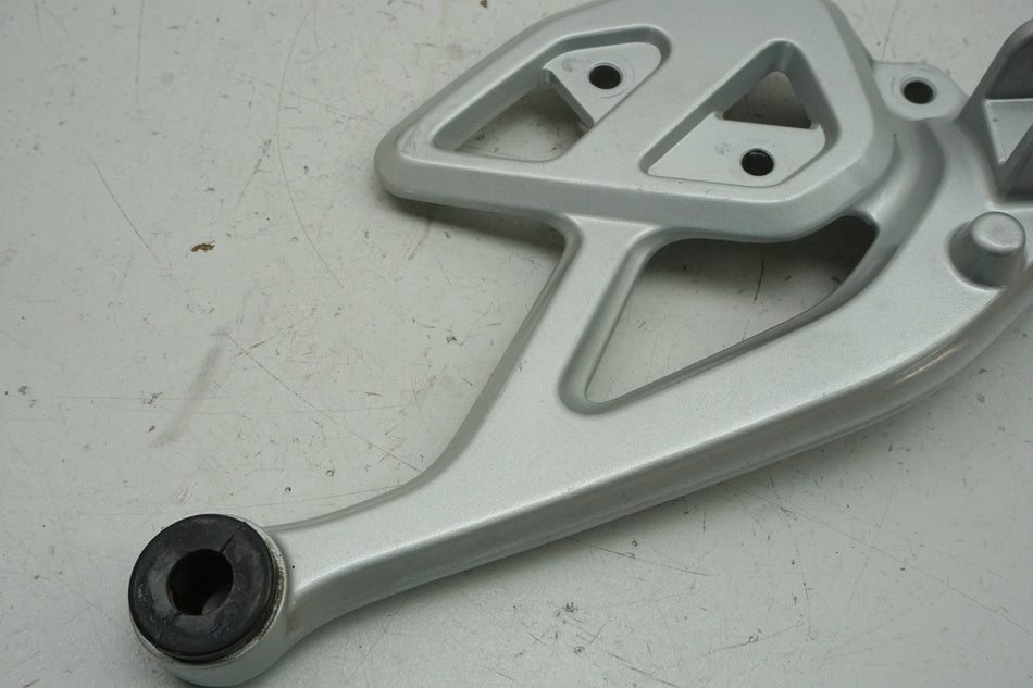 YAMAHA MT 125 A RE39 Soporte de estribera derecho para conductor, soporte de estribera, placa de soporte