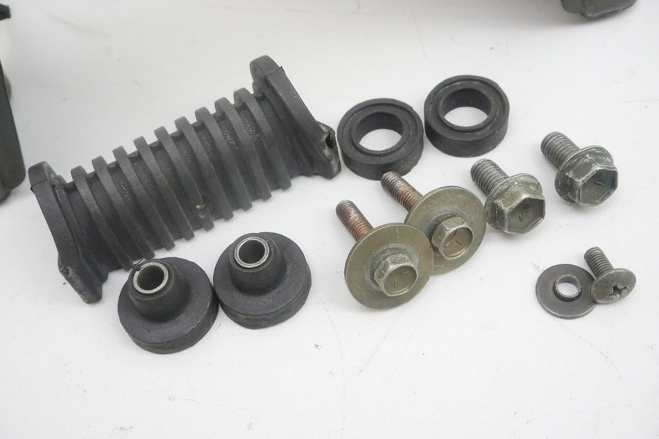 SUZUKI GSX 600 F AJ Soporte de depósito Gomas Tornillos Soporte de depósito Portador 98-02