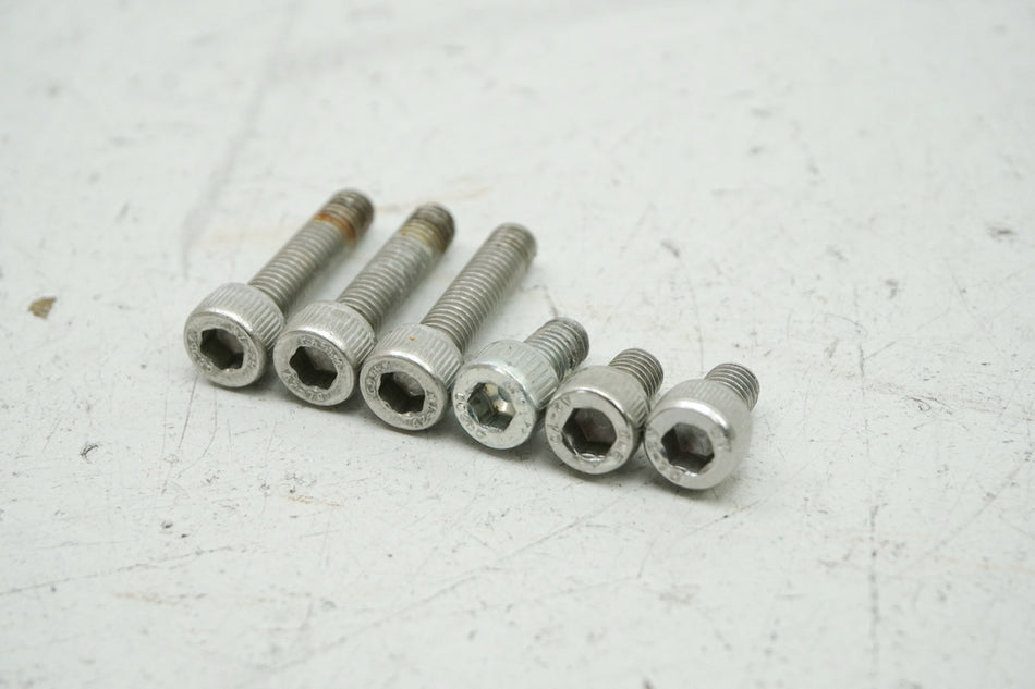Tornillos de fijación de la tapa del depósito de la YAMAHA MT 125 A RE39