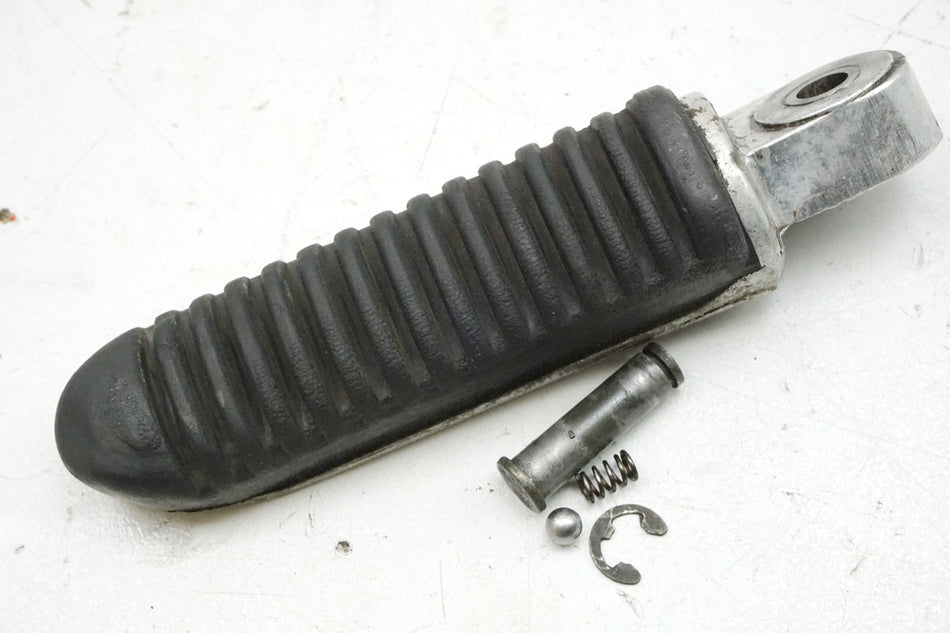 SUZUKI GSX 600 F AJ Fußraste Sozius links Footrest 98-02