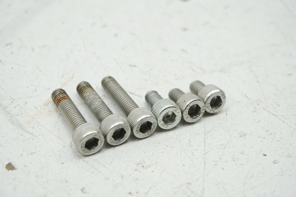 Tornillos de fijación de la tapa del depósito de la YAMAHA MT 125 A RE39