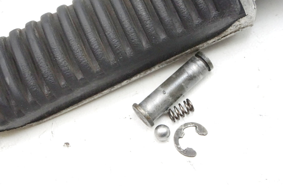 SUZUKI GSX 600 F AJ Fußraste Sozius links Footrest 98-02