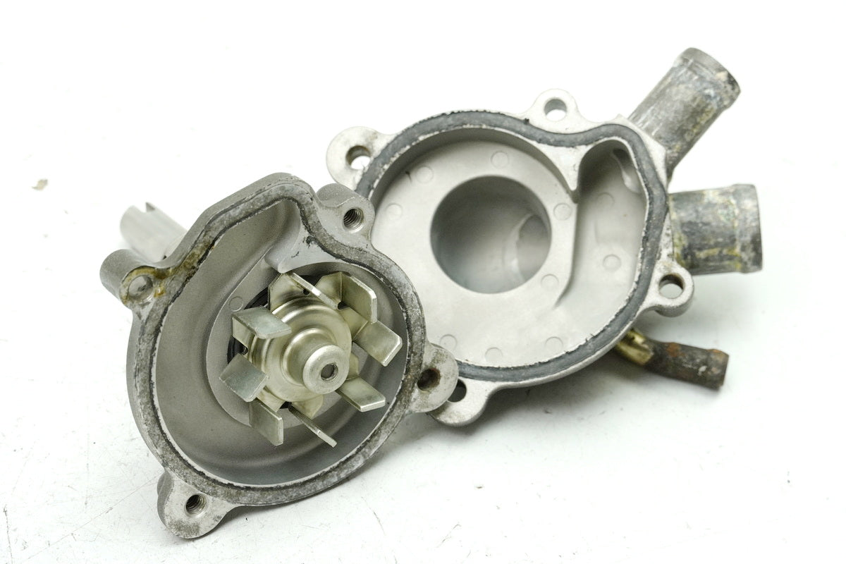 KYMCO XCiting 500 i RFBT70040 Bomba de agua Tapa del motor Cubierta del motor Bomba de agua