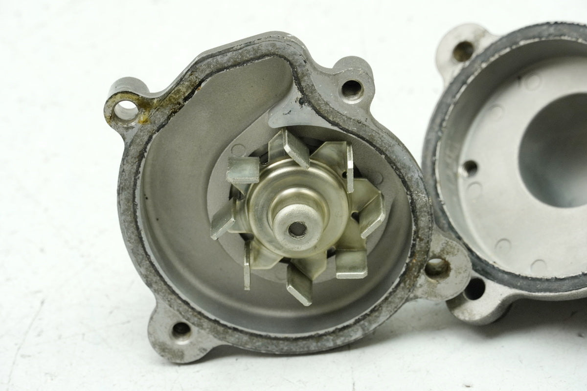 KYMCO XCiting 500 i RFBT70040 Bomba de agua Tapa del motor Cubierta del motor Bomba de agua