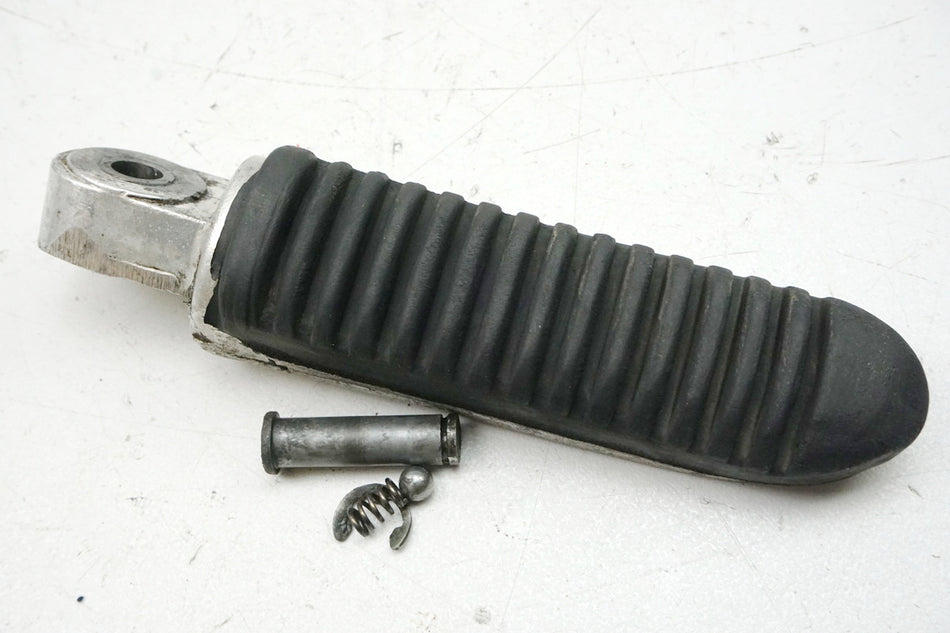 SUZUKI GSX 600 F AJ Fußraste Sozius rechts Footrest 98-02