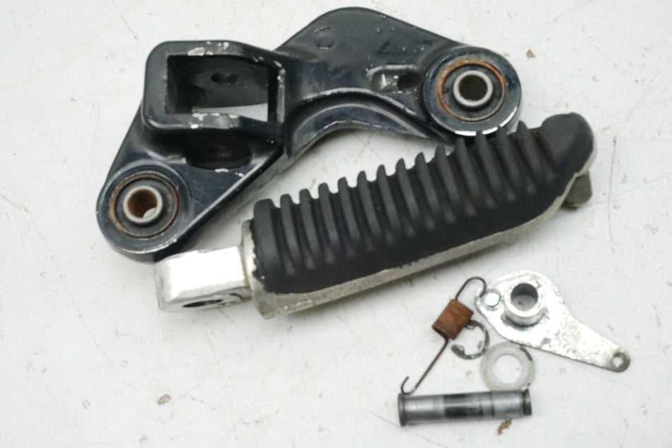 SUZUKI GSX 600 F AJ Fußraste Fahrer rechts Halter Fußrastenplatte 98-02
