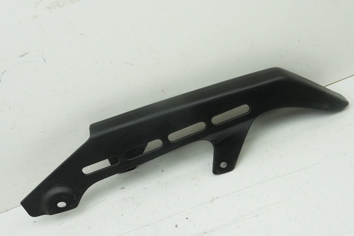 SUZUKI RG 125 NF12B GAMMA Kettenschutz original Kettenkasten Abdeckung Schwinge