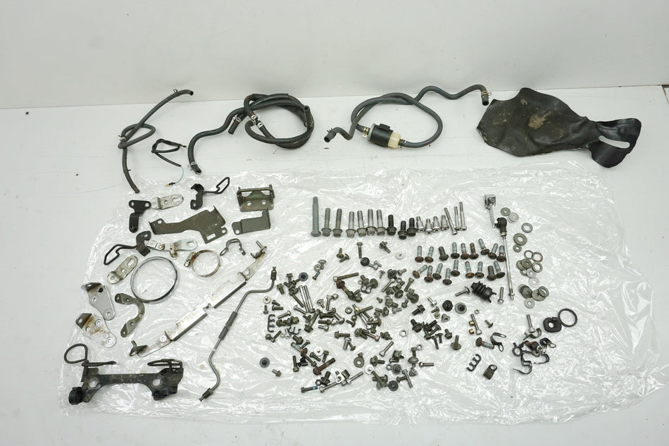 YAMAHA XVS 1100 VP05 DRAG STAR Tornillos y piezas pequeñas y soportes