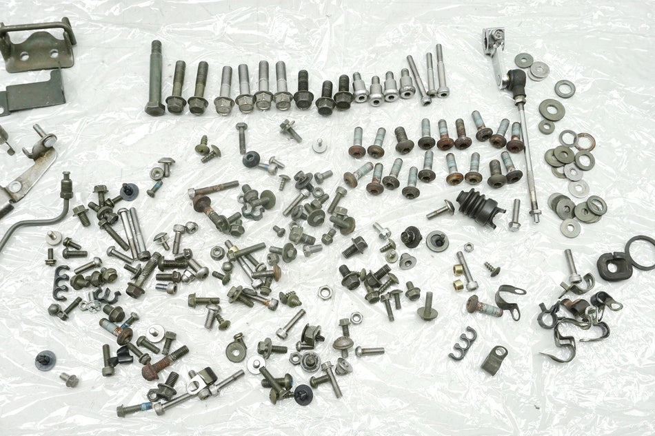 YAMAHA XVS 1100 VP05 DRAG STAR Tornillos y piezas pequeñas y soportes