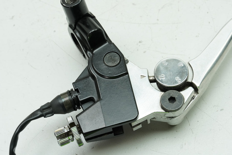 TRIUMPH SPEED TRIPLE 955 i 595 N Kupplungsarmatur Halter Kupplungshebel 2046583