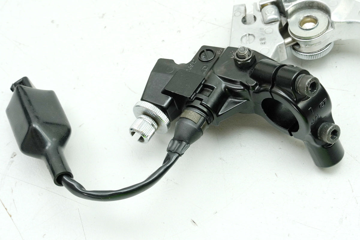 TRIUMPH SPEED TRIPLE 955 i 595 N Kupplungsarmatur Halter Kupplungshebel 2046583