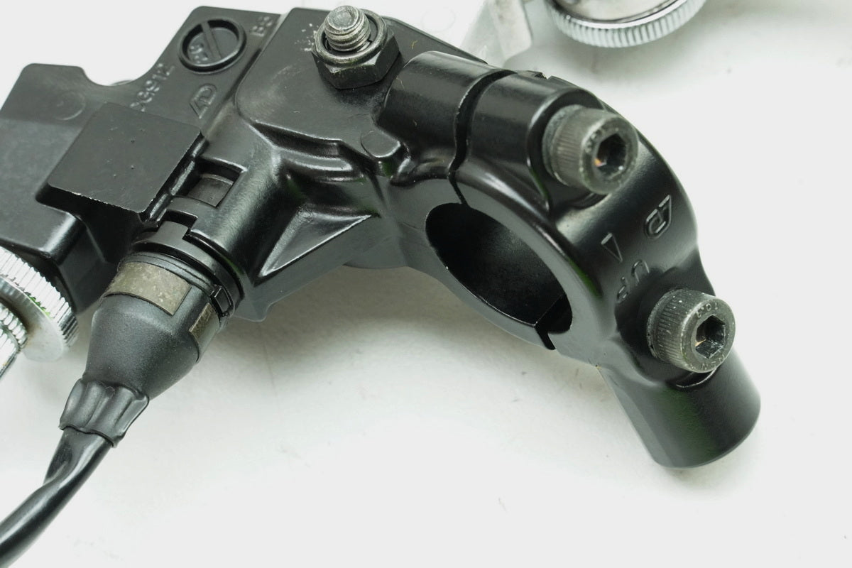 TRIUMPH SPEED TRIPLE 955 i 595 N Kupplungsarmatur Halter Kupplungshebel 2046583