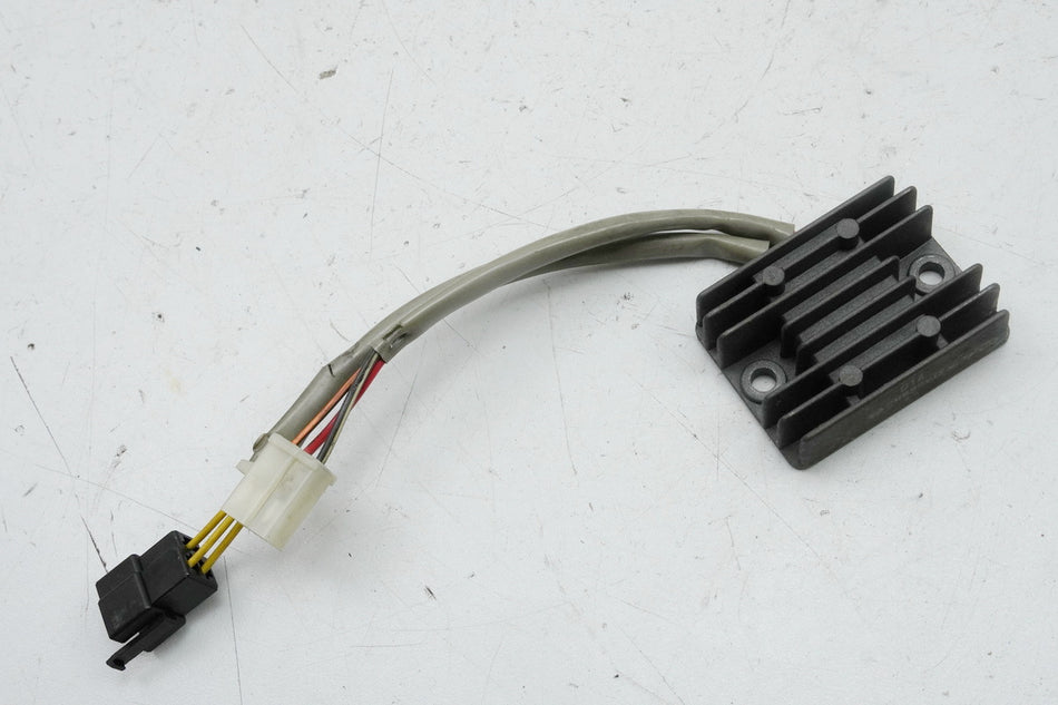 SUZUKI RG 125 NF12B GAMMA Regulador de carga orig. Regulador Rectificador Regulador de voltaje