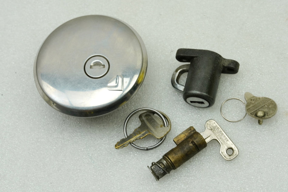 SUZUKI GN 125 NF41 Tapón de depósito original, cerradura de manillar, llave (para depósito)