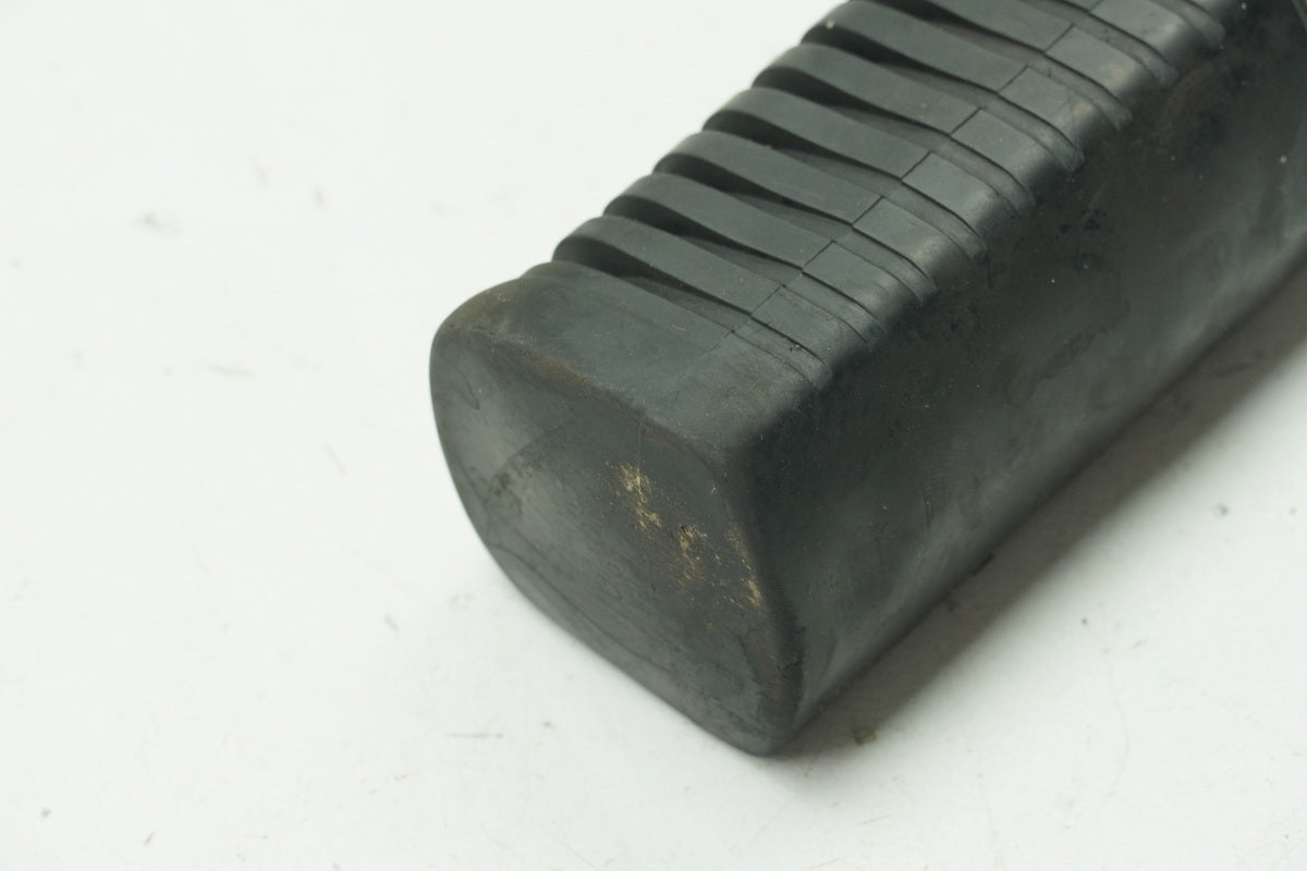 KAWASAKI Z 750 E KZ750E Footrest Pillion Right Rear Footrest Rubber Holder
