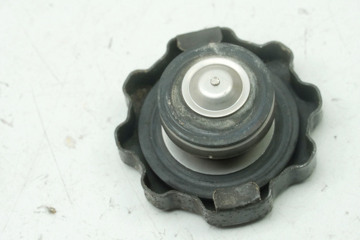 SUZUKI RG 125 NF12B GAMMA Kühlerdeckel Wasserkühler Deckel Verschluß Kühler