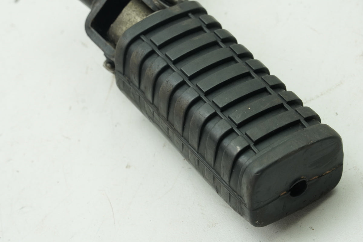 KAWASAKI Z 750 E KZ750E Footrest Rider Right Front Footrest Rubber Holder Plate