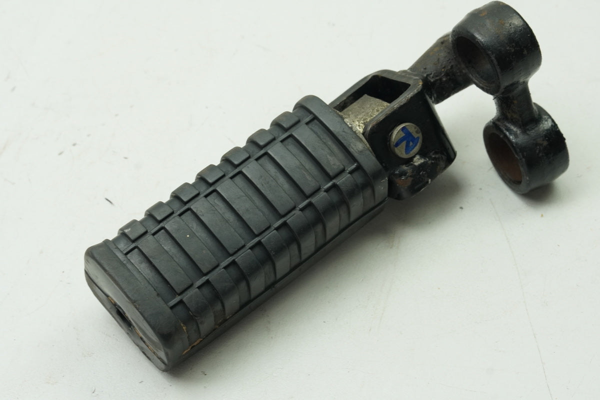 KAWASAKI Z 750 E KZ750E Footrest Rider Right Front Footrest Rubber Holder Plate