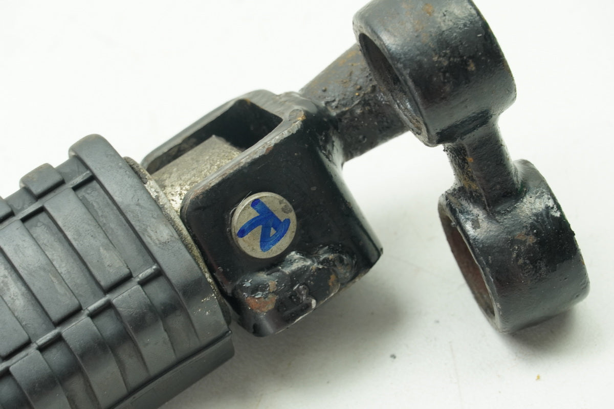 KAWASAKI Z 750 E KZ750E Footrest Rider Right Front Footrest Rubber Holder Plate
