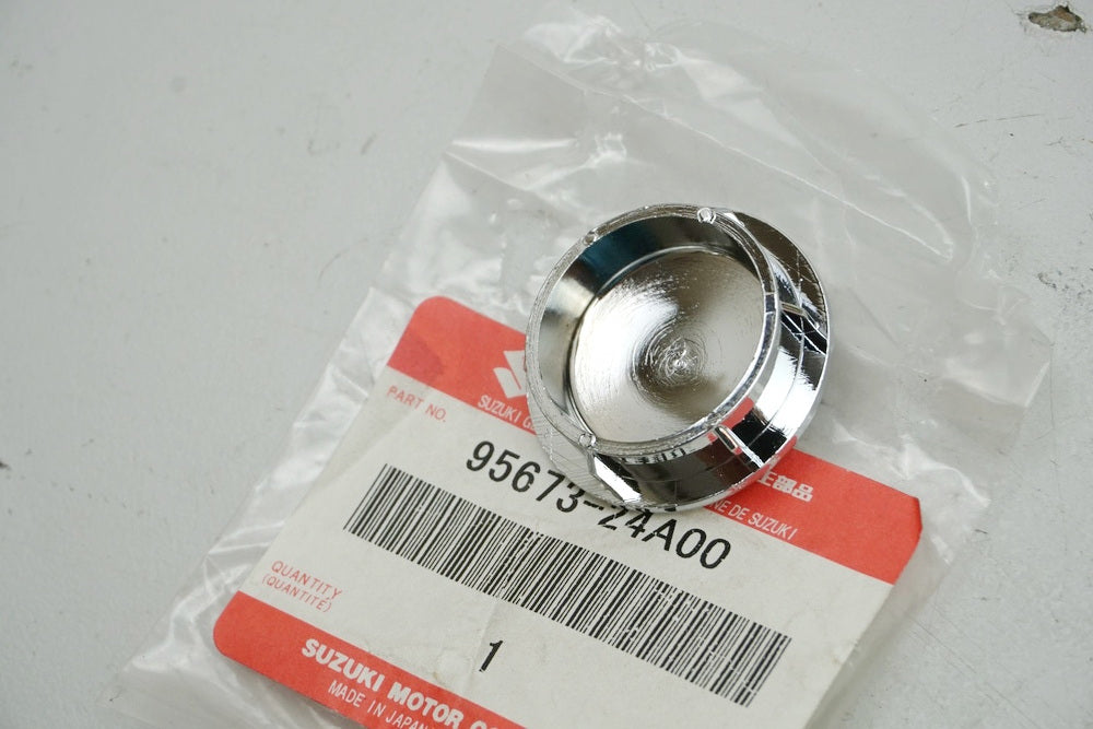 Suzuki Abdeckung Kappe Deckel Haltegriff Sozius original 95673-24A00-000 - NEU
