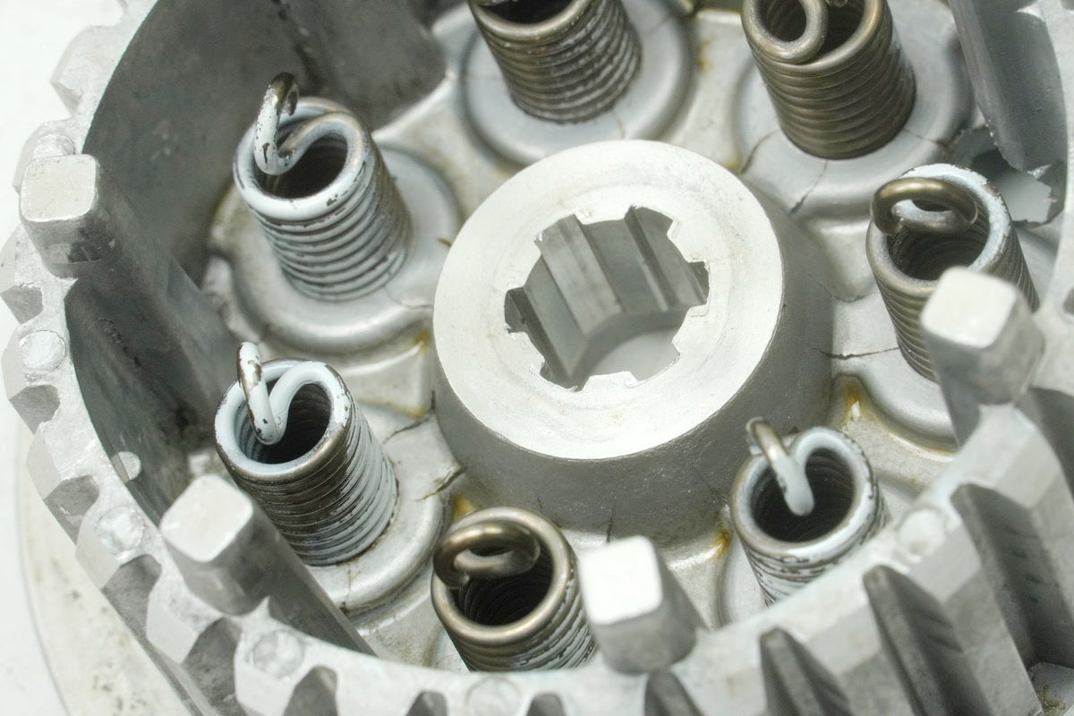 SUZUKI RG 125 NF12B GAMMA Kupplungskorb innen Nabe Kupplung (für Motor)