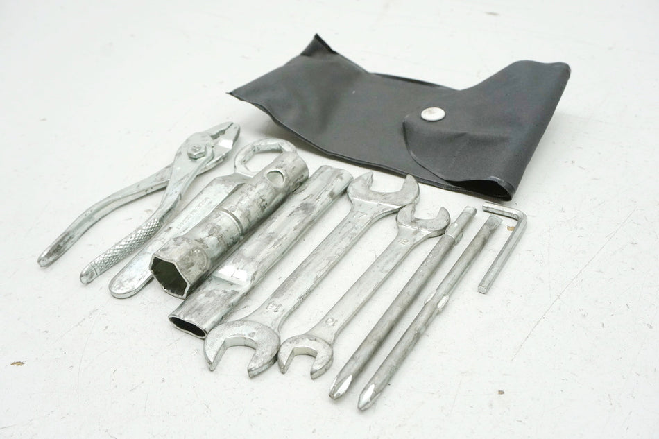 SUZUKI TU 125 XT On-board tool kit (for frame, chassis, fairing)