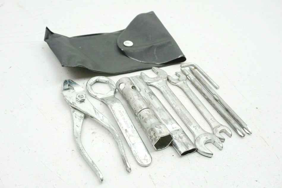 SUZUKI TU 125 XT On-board tool kit (for frame, chassis, fairing)