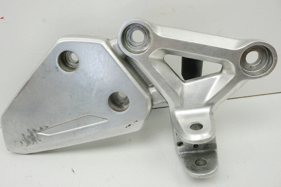 HONDA CB 650 FA RC75 Soporte estribera conductor dcha. Soporte estribera placa estribera