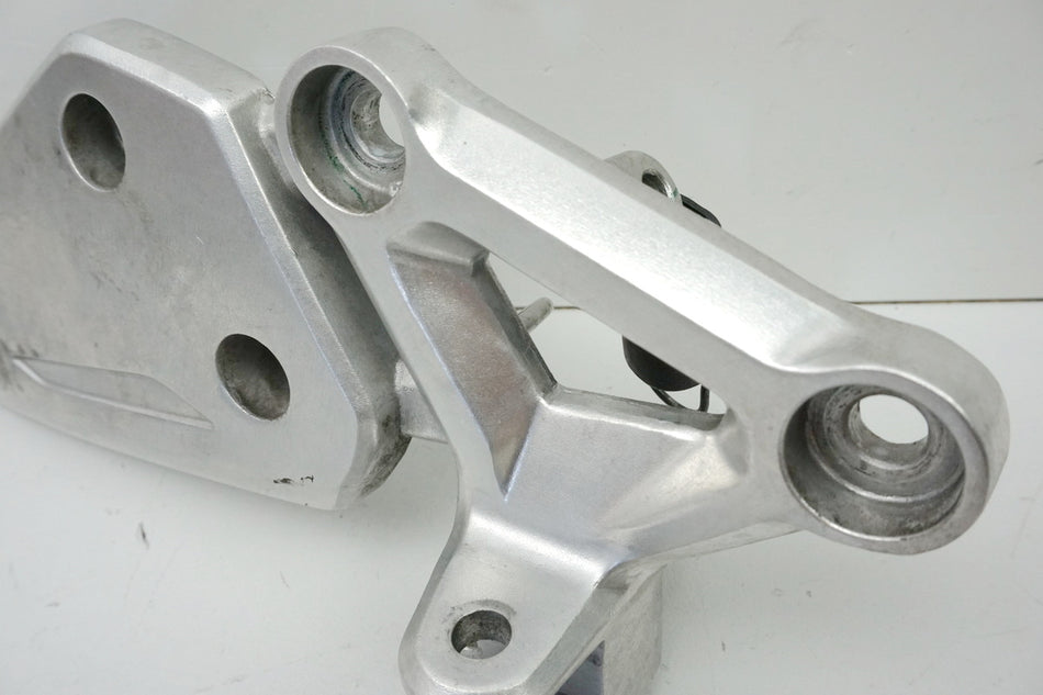 HONDA CB 650 FA RC75 Soporte estribera conductor dcha. Soporte estribera placa estribera