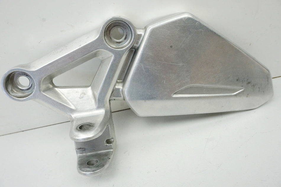 HONDA CB 650 FA RC75 Soporte estribera izquierdo conductor. Soporte estribera placa estribera.